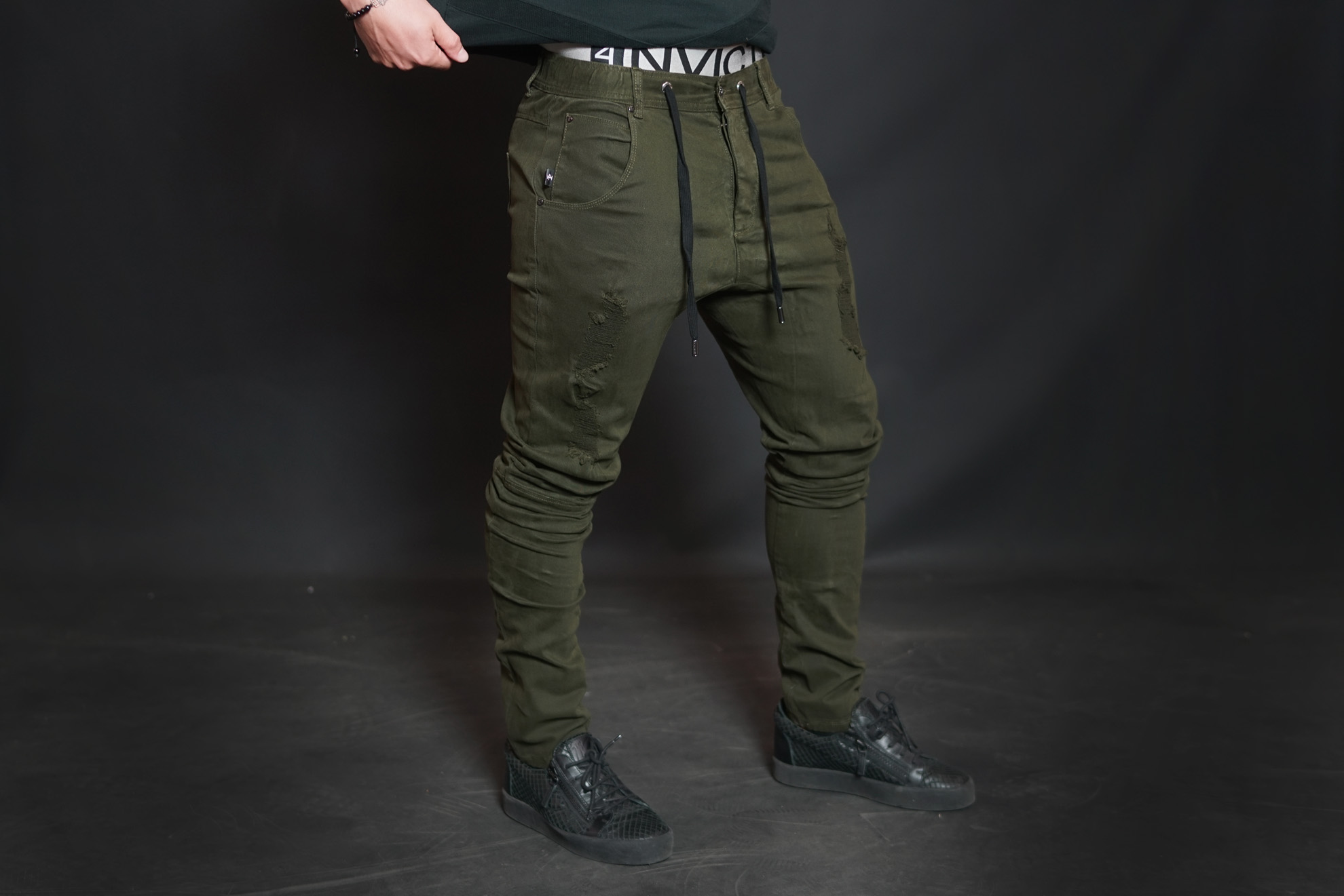 distressed jogger jeans